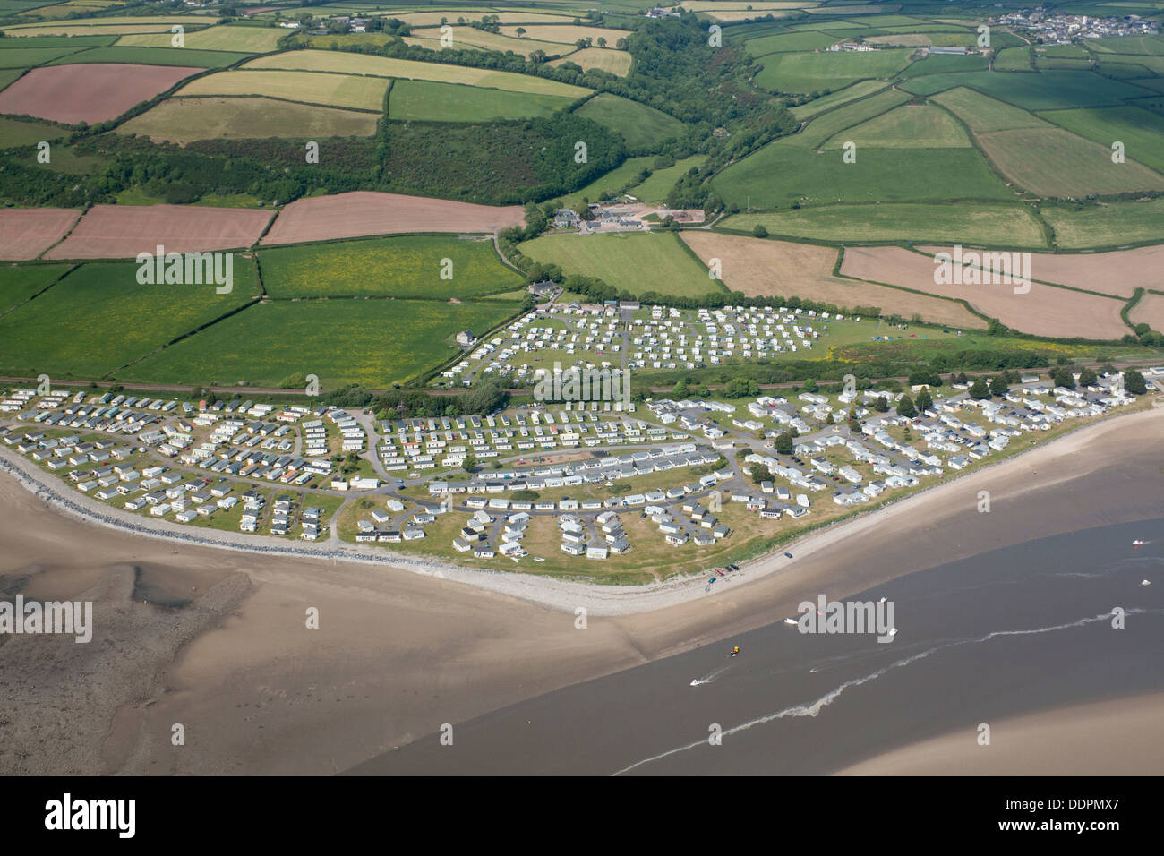 Caravan Park a St Ismaele la vista aerea sulla spiaggia di Gwendraeth / Tywi estuario adiacente Carmarthenshire Wales UK Foto Stock