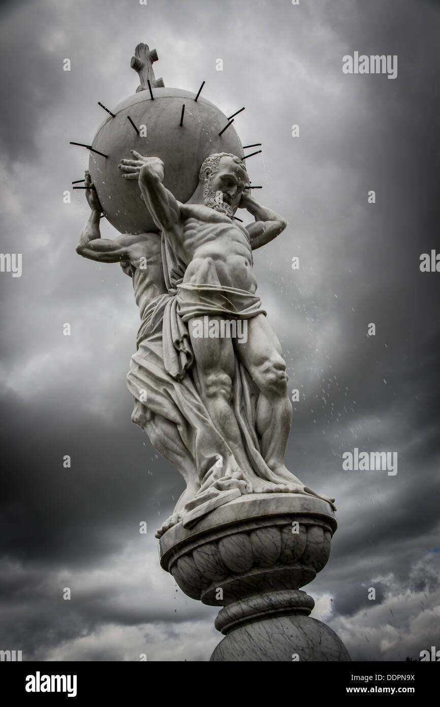L'Atlas fontana in marmo da Tim Crawley nel giardino Elizabethan al Castello di Kenilworth, Warwickshire. In Inghilterra. Foto Stock