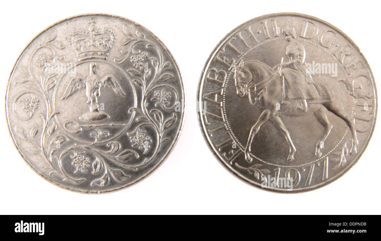 1977 Queens Silver Jubilee corona commemorativa moneta. Nel 1977 per commemorare il Giubileo d'argento di Sua Maestà la Regina Elisabetta II, il Royal Mint rilasciato un molto speciale limitato problema corona commemorativa moneta. Progettato da Arnold Machin la retromarcia raffigura Sua Maestà la Regina Elisabetta II a cavallo mentre il complementare dispone di ampolla e un cucchiaio di unzione circondata da un bordo floreale con la corona regale. Foto Stock