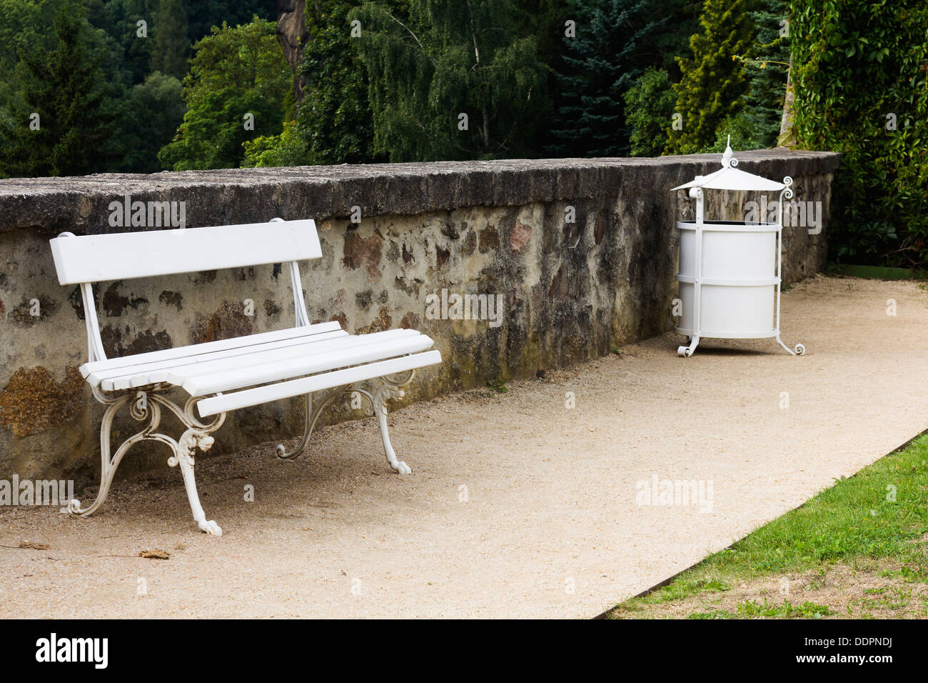 Ferro battuto panchine su strada Foto Stock