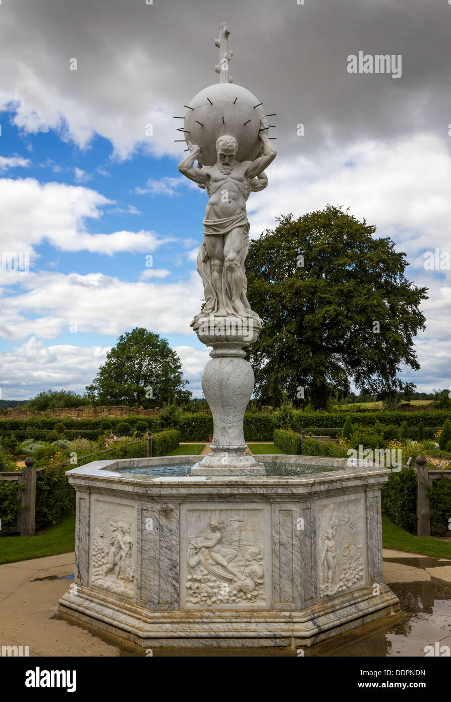 L'Atlas fontana in marmo da Tim Crawley nel giardino Elizabethan al Castello di Kenilworth, Warwickshire. In Inghilterra. Foto Stock