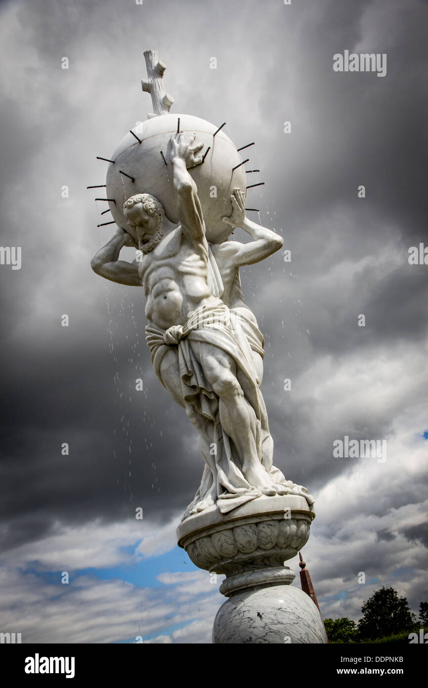 L'Atlas fontana in marmo da Tim Crawley nel giardino Elizabethan al Castello di Kenilworth, Warwickshire. In Inghilterra. Foto Stock