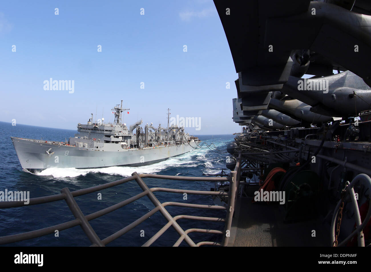L'assalto anfibio nave USS Kearsarge (LHD 3) conduce a una ricostituzione in mare con il combattimento veloce nave appoggio USNS Arctic Foto Stock