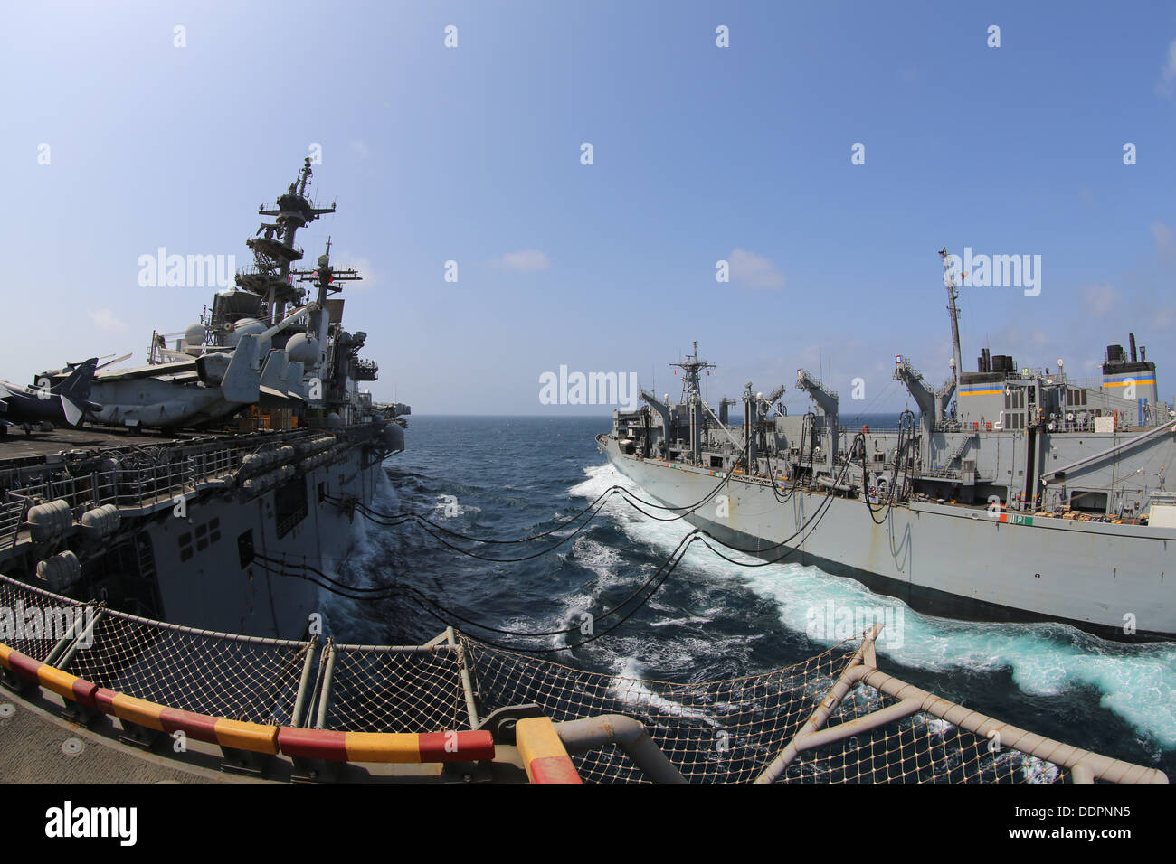 L'assalto anfibio nave USS Kearsarge (LHD 3) conduce a una ricostituzione in mare con il combattimento veloce nave appoggio USNS Arctic Foto Stock