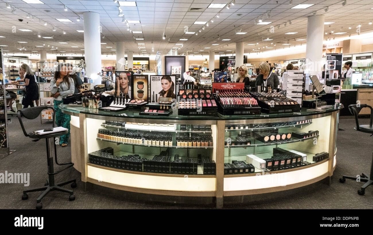 Sofisticati display del contatore shopper in reparto cosmetico Nordstrom Department Store Alderwood Mall Lynnwood Washington Foto Stock