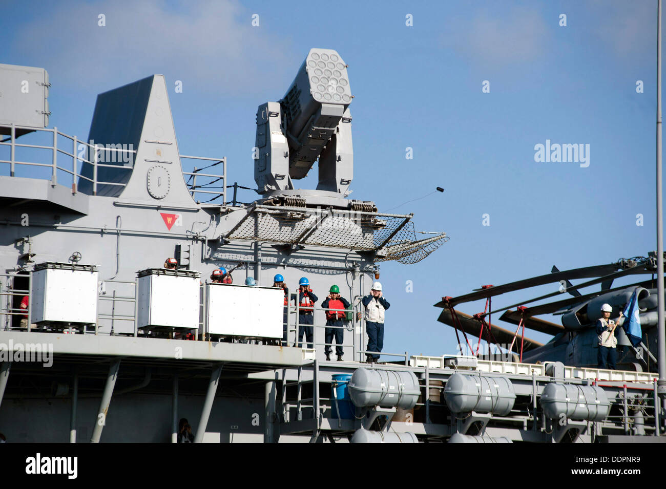 Mare di Timor (sett. 2, 2013) - velisti assegnati per assalto anfibio nave USS Bonhomme Richard (LHD 6) fire un colpo la linea di trasporto anfibio dock nave USS Denver (LPD 9) durante un rifornimento in corso (UNREP). Denver è di pattuglia con il Bonhomme ricco Foto Stock
