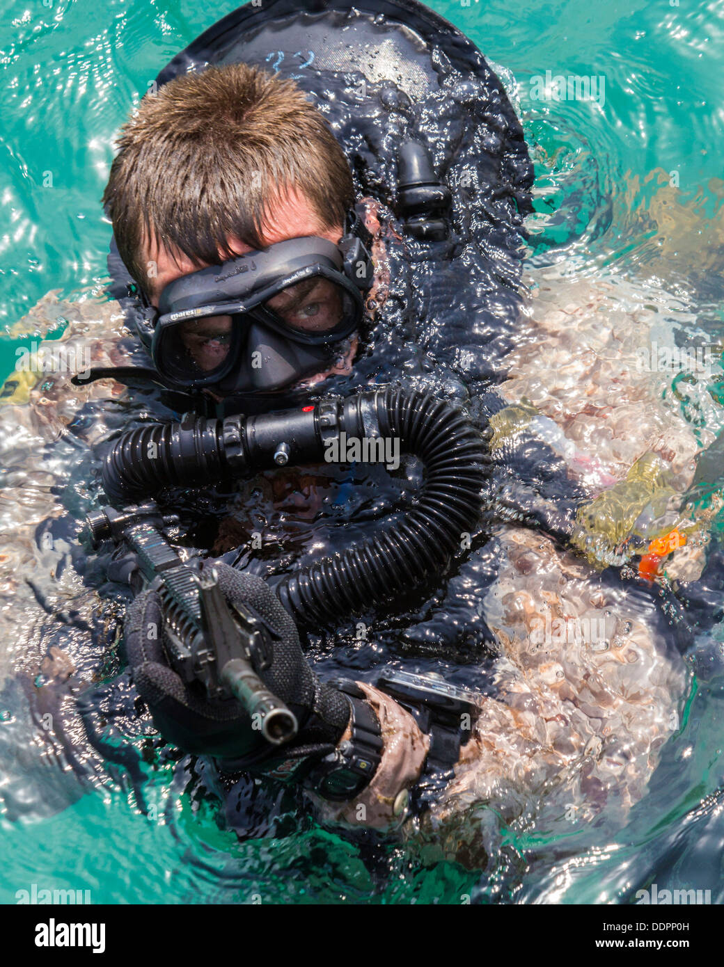 Un U.S. Marine assegnato a forza di plotone di ricognizione marittima forza Raid, 26 Marine Expeditionary Unit (MEU), fornisce secu Foto Stock