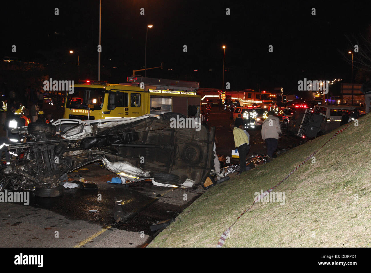 Durban, Sud Africa. 5° settembre 2013. Quattro Venti persone sono state uccise quando un camion di freni non riuscita sul campo in collina Pinetown e arata attraverso quattro taxi e un'auto. Credito: Giordano Stolley/Alamy Live News Foto Stock