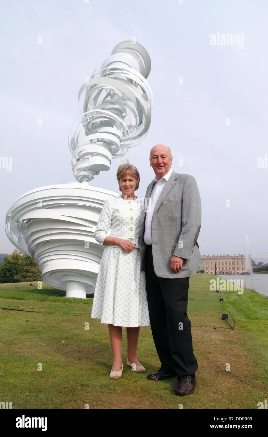 Il 5 settembre 2013. Il Peak District, Derbyshire, Regno Unito. Premere il tasto di chiamata: il Duca e la Duchessa di Devonshire con Alice Aycock ciclone del Twist contro Chatsworth House da Sotheby's al di là dei limiti della scultura monumentale salone di vendita. Al di là dei limiti comprende più di 20 sculture monumentali in Chatsworth's 105 acri di giardini da artisti internazionali come ad esempio Allen Jones, Jaume da Plensa a Bosco Sodi & Thomas Heatherwick. i reperti sono notevoli per la loro gamma di materiali: bronzo, pietra, fibre di vetro, alluminio, acciaio e acrilico. Al di là dei limiti corre 9 sett-27 Ott, 11am-6pm ogni giorno a nessuna carica supplementare oltre i normali compressori GA Foto Stock