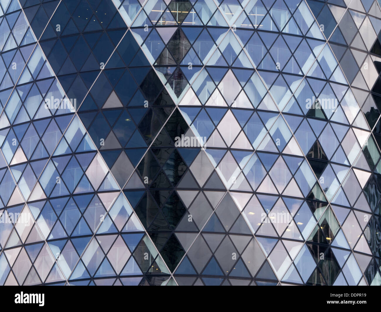 La Swiss Re Building / 30 St Mary Axe a Londra - il Gherkin - in primo piano Foto Stock