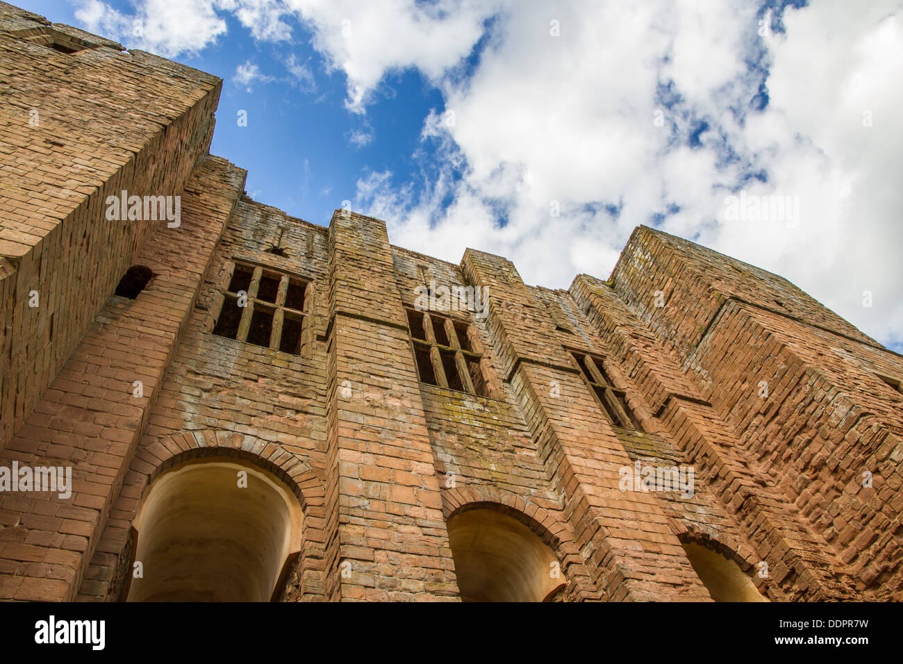 Le rovine del normanno tenere presso il Castello di Kenilworth nel Warwickshire, Inghilterra. Foto Stock