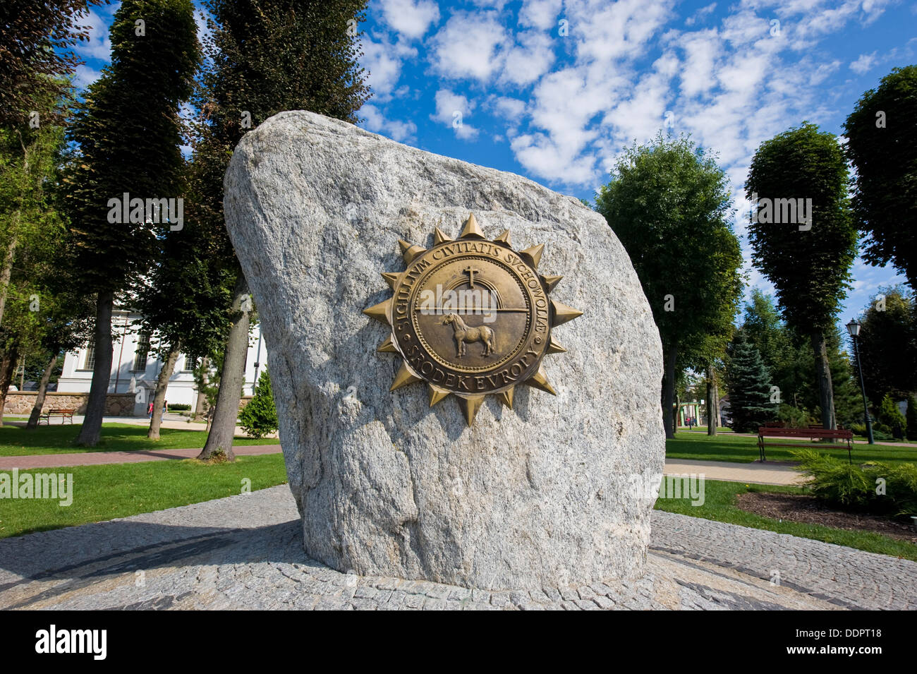 Un monumento di pietra che indica il centro geografico dell'Europa situato in Suchowola, una città in NE LA POLONIA, Foto Stock