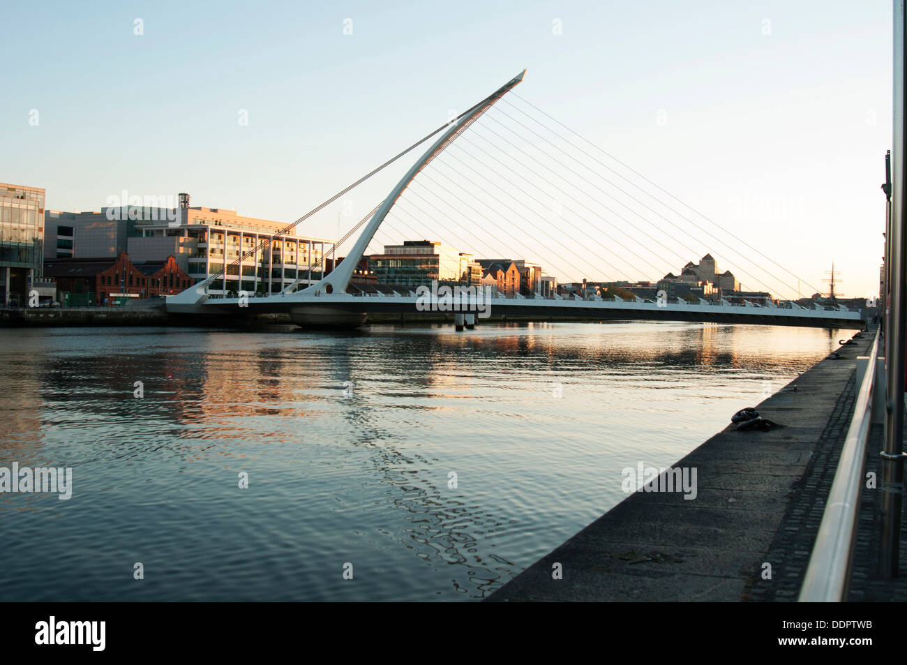 Samuel Beckett Bridge è un ponte di Dublino che si unisce a Sir John Rogerson's Quay sul lato sud del fiume Liffey Foto Stock