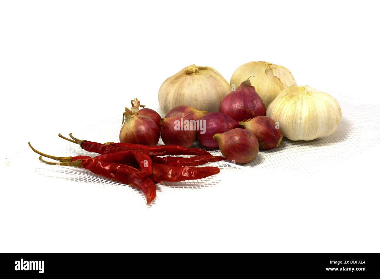 Peperoncino essiccato, lo scalogno e l'aglio blackground bianco Foto Stock