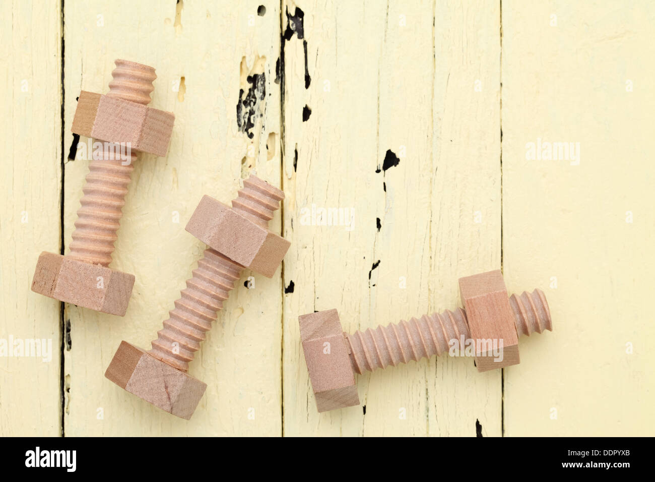 I dadi di legno e i bulloni sul tavolo Foto Stock