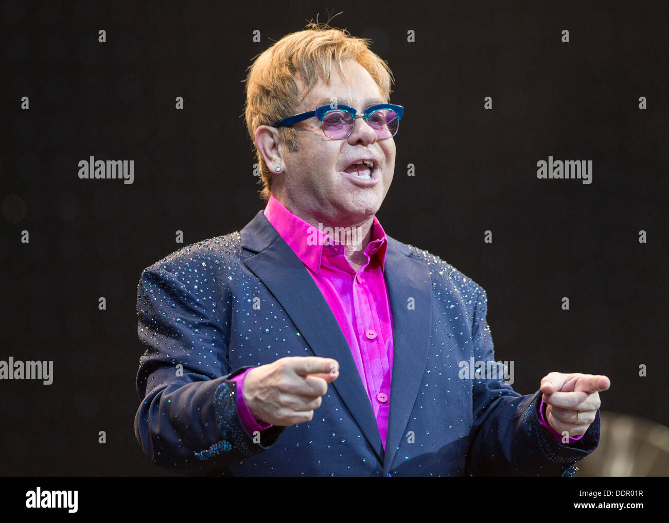 Berlino, Germania. 05 Sep, 2013. Sir Elton John esegue sul palco Waldbuehne a Berlino, Germania, 05 settembre 2013. Musicista britannico John offre cinque concerti in Germania durante il suo "Greatest Hits Live Tour 2013". Foto: Florian Schuh/dpa/Alamy Live News Foto Stock