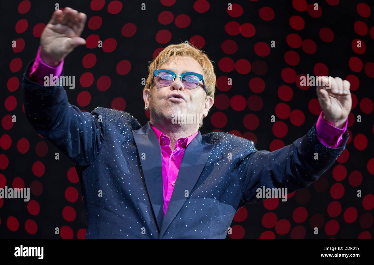 Berlino, Germania. 05 Sep, 2013. Sir Elton John esegue sul palco Waldbuehne a Berlino, Germania, 05 settembre 2013. Musicista britannico John offre cinque concerti in Germania durante il suo "Greatest Hits Live Tour 2013". Foto: Florian Schuh/dpa/Alamy Live News Foto Stock