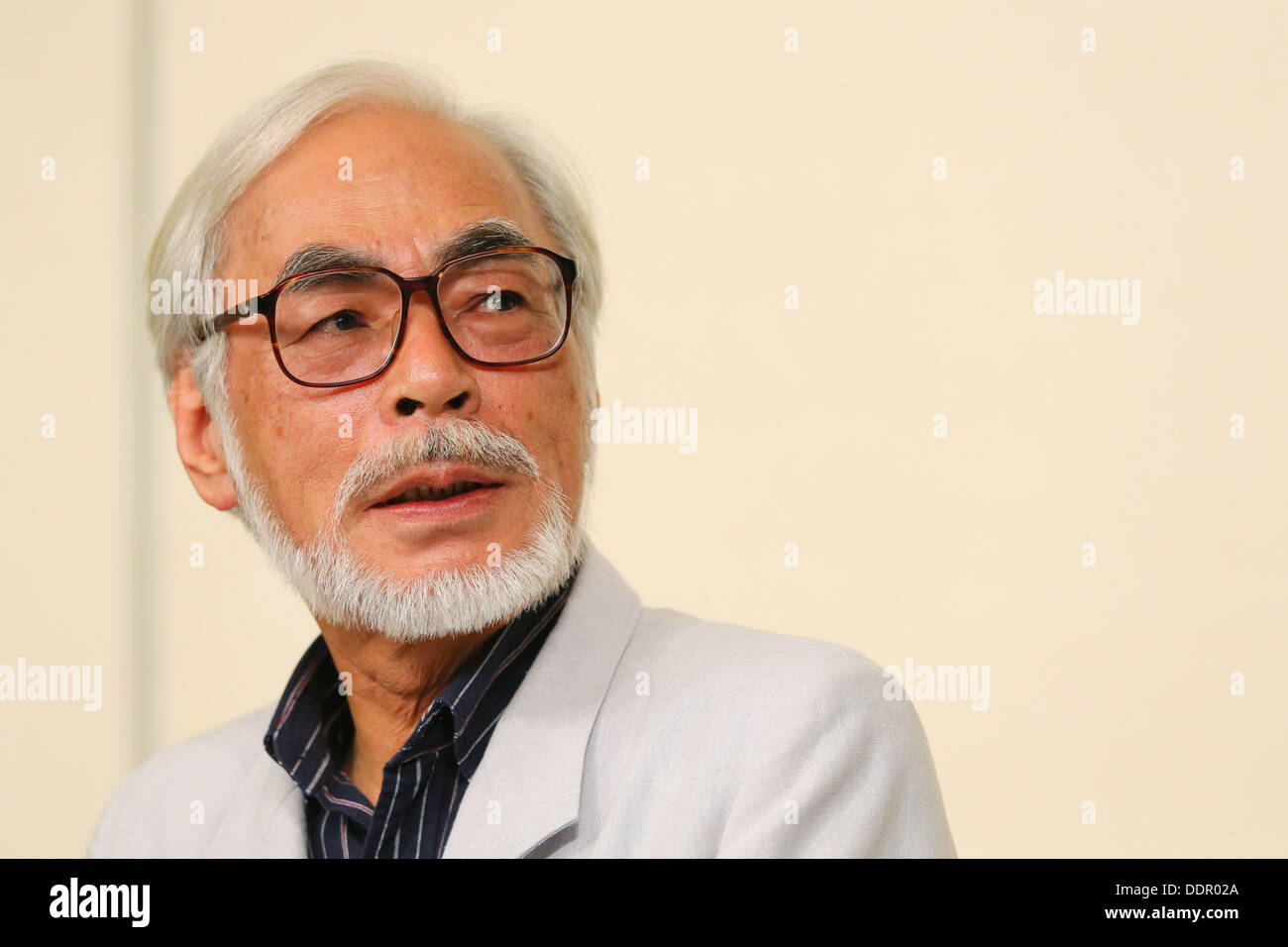 Hayao Miyazaki, 6 settembre 2013, Tokyo, Giappone: Direttore Hayao Miyazaki annuncia il suo ritiro dal settore animazione durante una conferenza stampa tenutasi a Tokio, Giappone. Miyazaki co-fondato Studio Ghibli nel 1985, dopo aver lavorato per la Toei Animation. Il suo primo film era "Laputa: il castello nel cielo' dal 1986; da allora ha lavorato personalmente su 11 film. Il suo ultimo film " Il vento sale' (Jap: 'Kaze-tachinu') che è già un box-office hit in Giappone, è stato presentato al Festival del Cinema di Venezia ultima Domenica 1 settembre e saranno proiettati in tutto il mondo. Il filmato, circa il Japanese Aircraft design Foto Stock