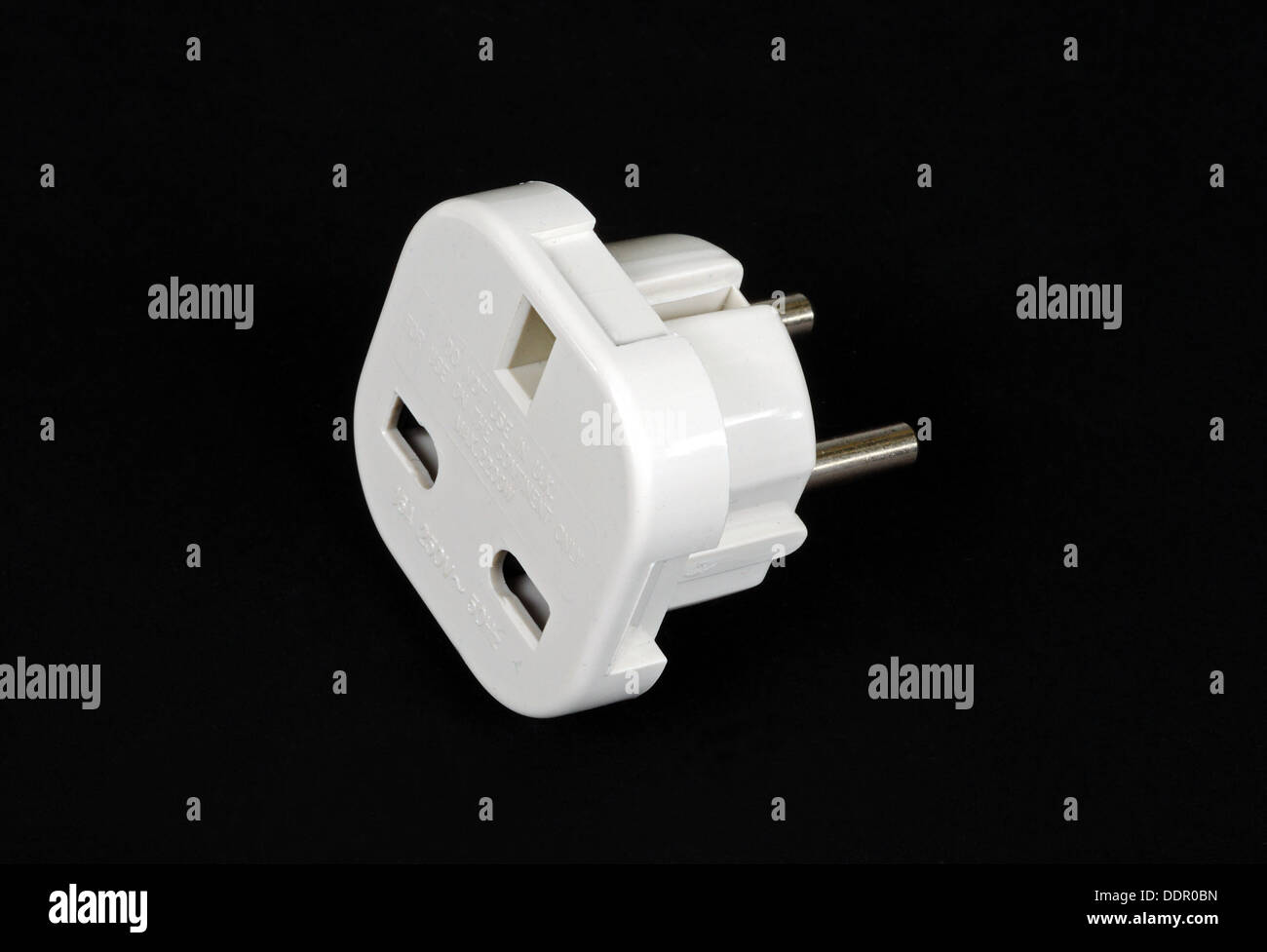 Inglese a tre contatti di stile europeo adapter contro uno sfondo nero. Foto Stock