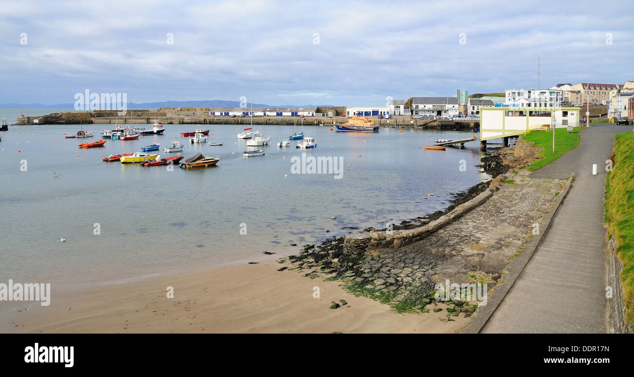 Piccolo porto con le barche in Portrush city, Irlanda del Nord. Foto Stock