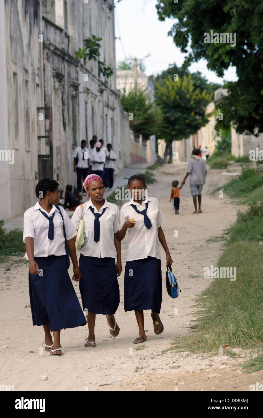 Corpo pieno immagine di tre giovani ragazze della scuola in uniforme  scolastica con una camicia bianca, ginocchio-lunghezza gonna e cravatta blu  a piedi giù per una Foto stock - Alamy