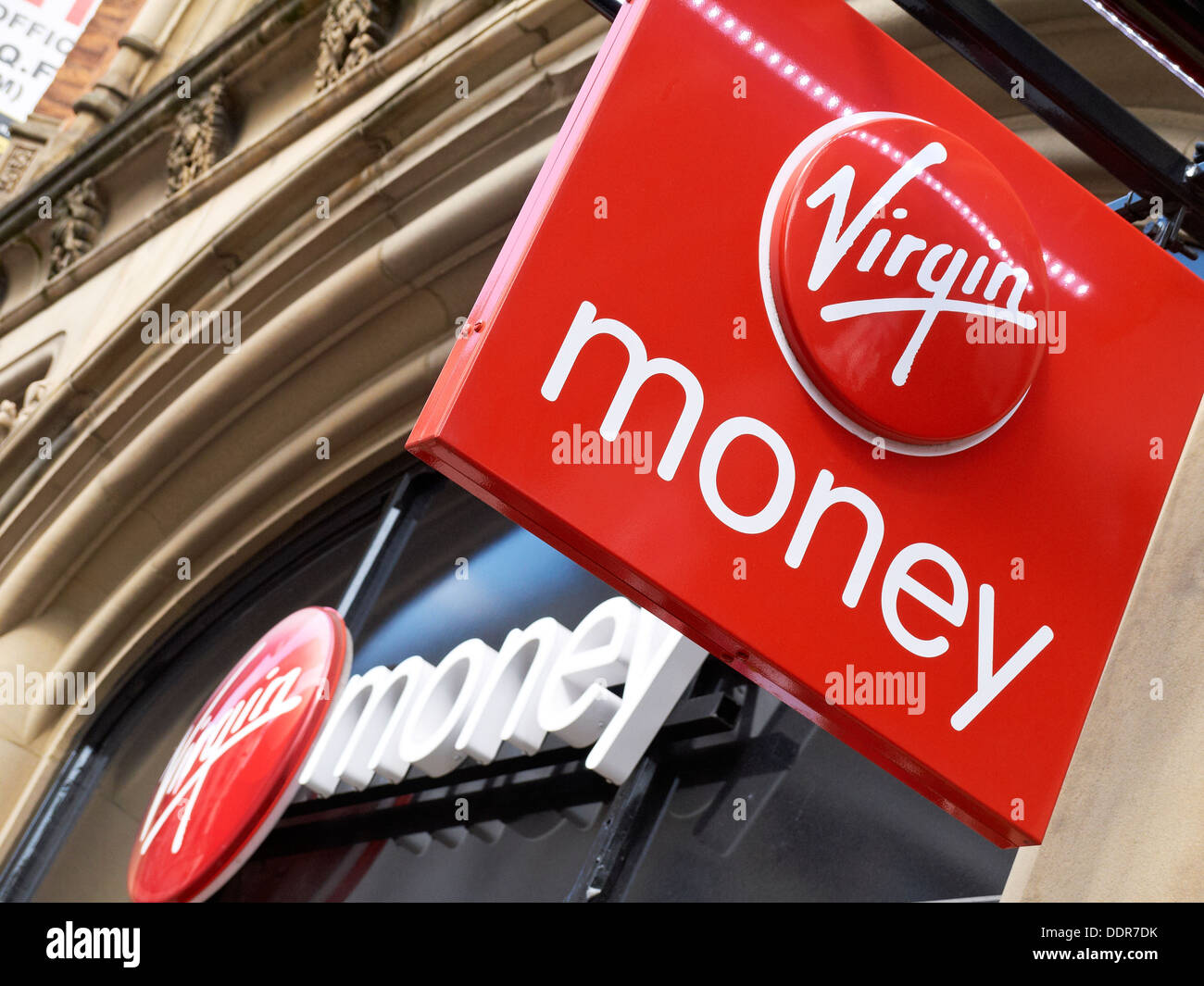 Vergine segno di denaro sulla parete esterna a Manchester REGNO UNITO Foto Stock