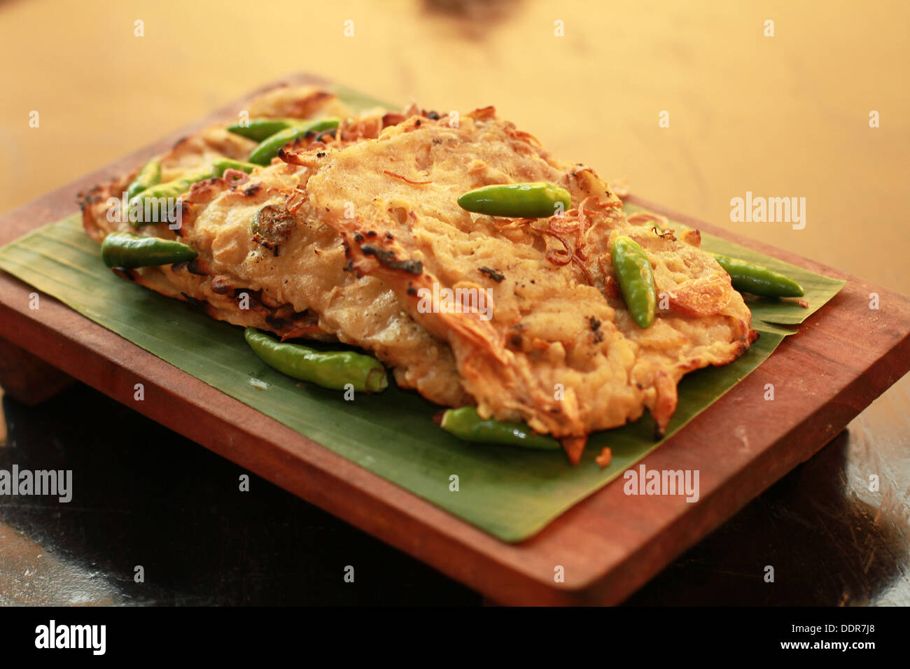 Tempe goreng / fritti snack di soia servire con peperoncino fresco, servita sulla banana leaf giaceva sul piatto tradizionale Foto Stock