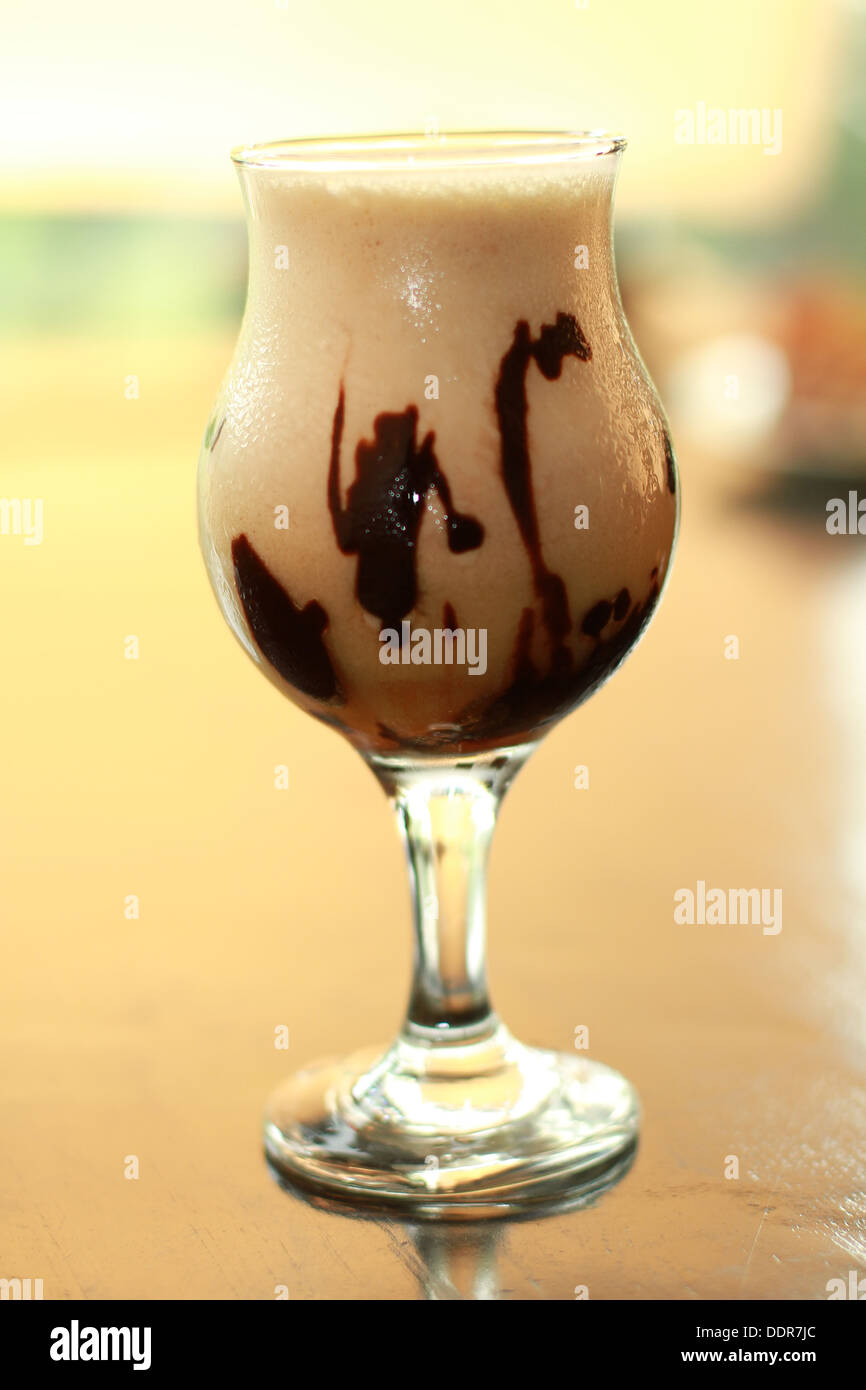 Succo di Avocado servito con salsa al cioccolato Foto Stock