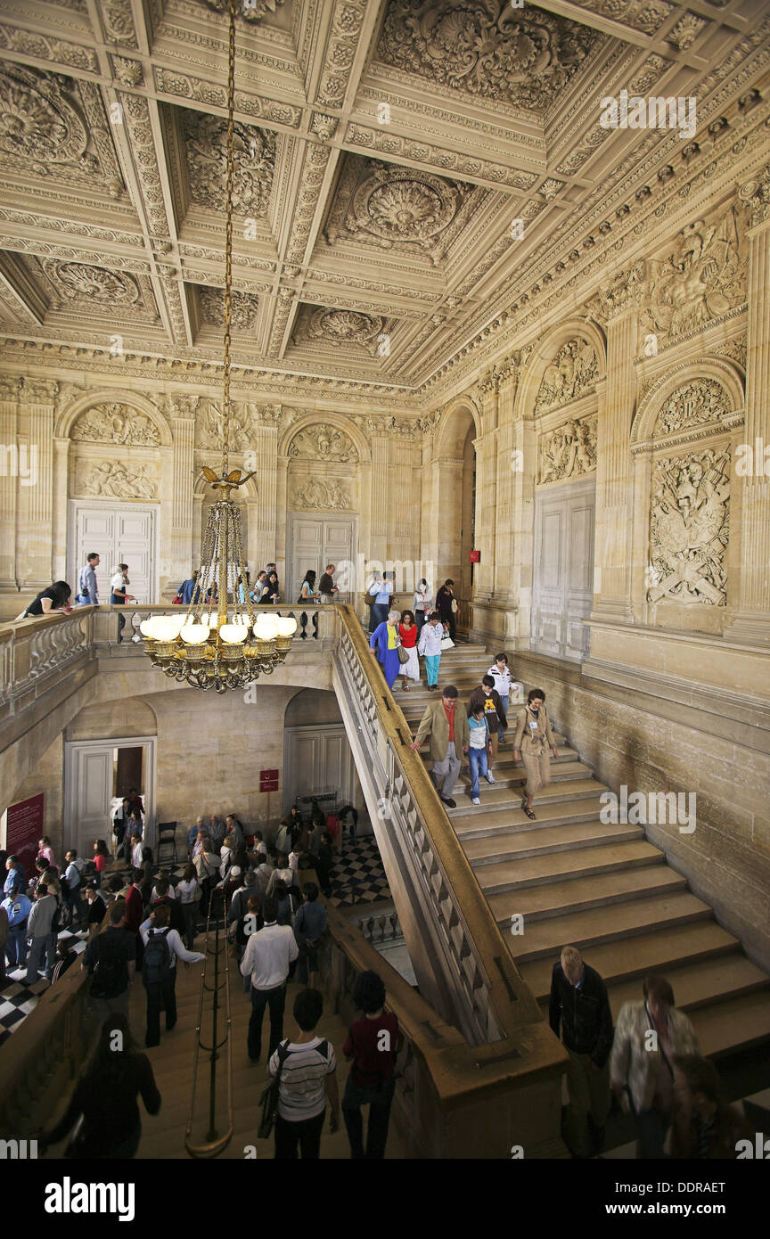 I turisti in un atrio con scalone. Castello di Versailles. Francia Foto  stock - Alamy