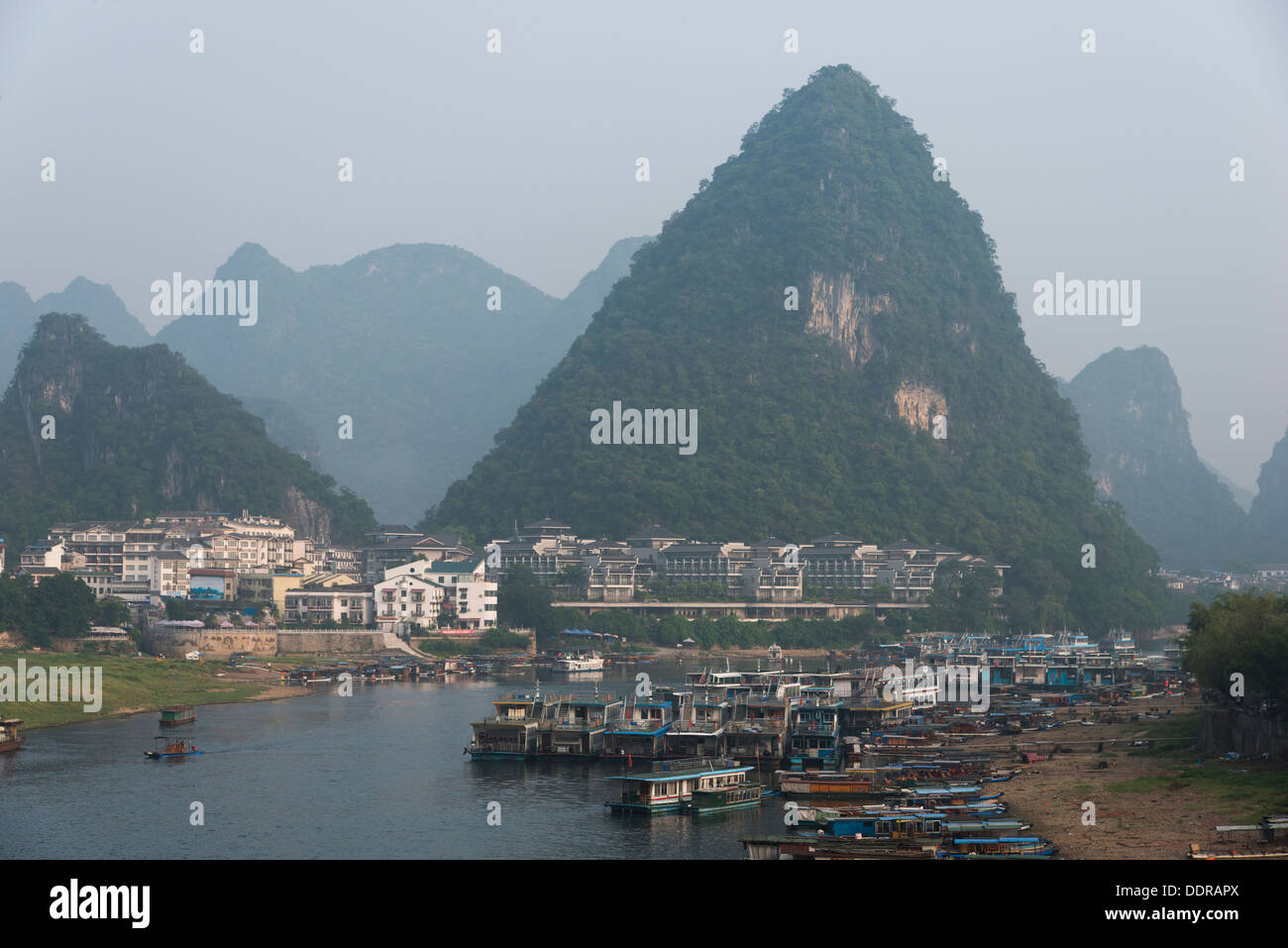 Tour barche nel fiume Li con una città sul mare, Yangshuo, Guilin, provincia di Guangxi, Cina Foto Stock