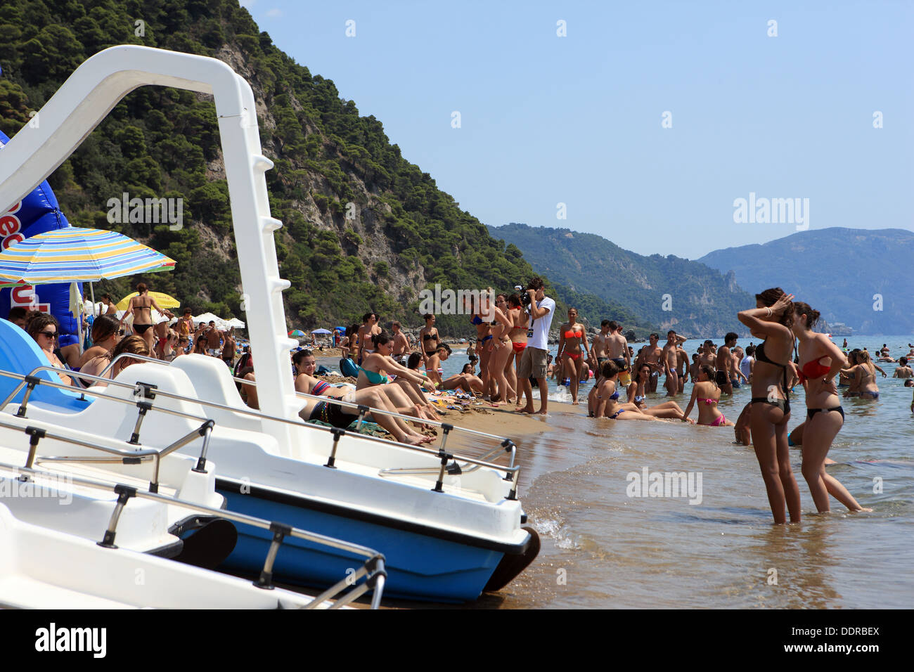Occupato Glyfada Beach sull'isola di Corfu in Grecia Foto Stock