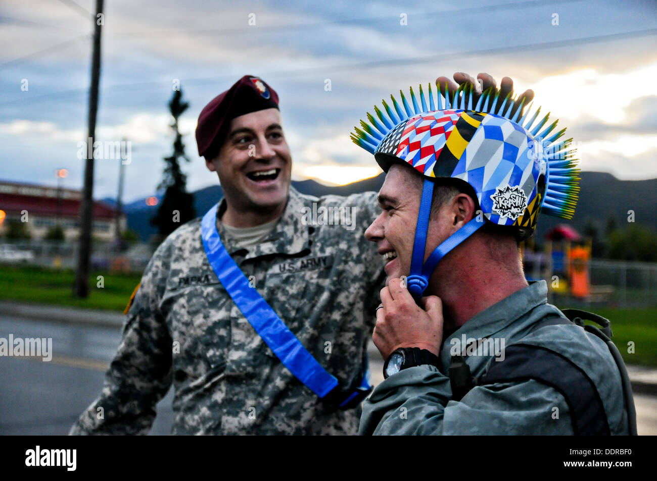 Stati Uniti Esercito il Mag. Dale Papka con sede società, quarta brigata di fanteria combattere Team (airborne), XXV divisione di fanteria, controlla il copricapo di un paracadutista Spartan dopo aver tagliato la linea del traguardo dopo il completamento di un 17-Mile bike race per iniziare S Foto Stock
