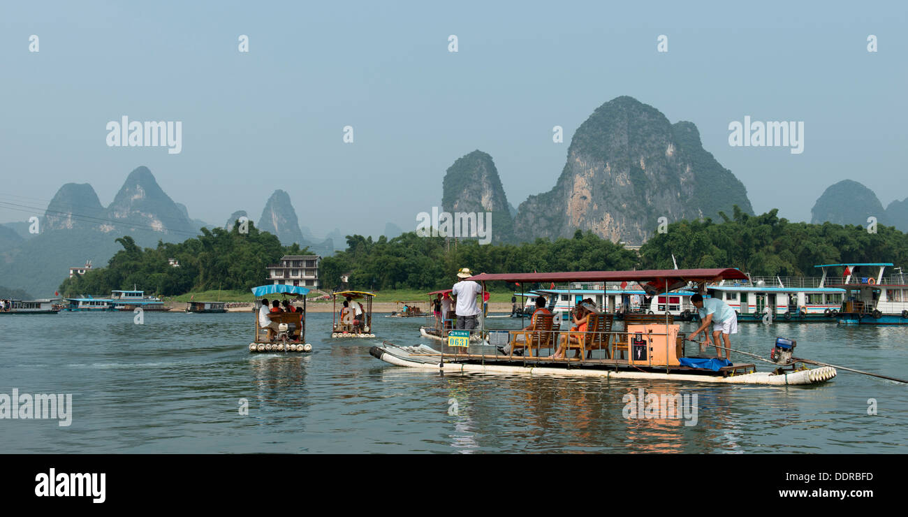 Tour barche nel fiume Li, Xingping, Yangshuo, Guilin, provincia di Guangxi, Cina Foto Stock