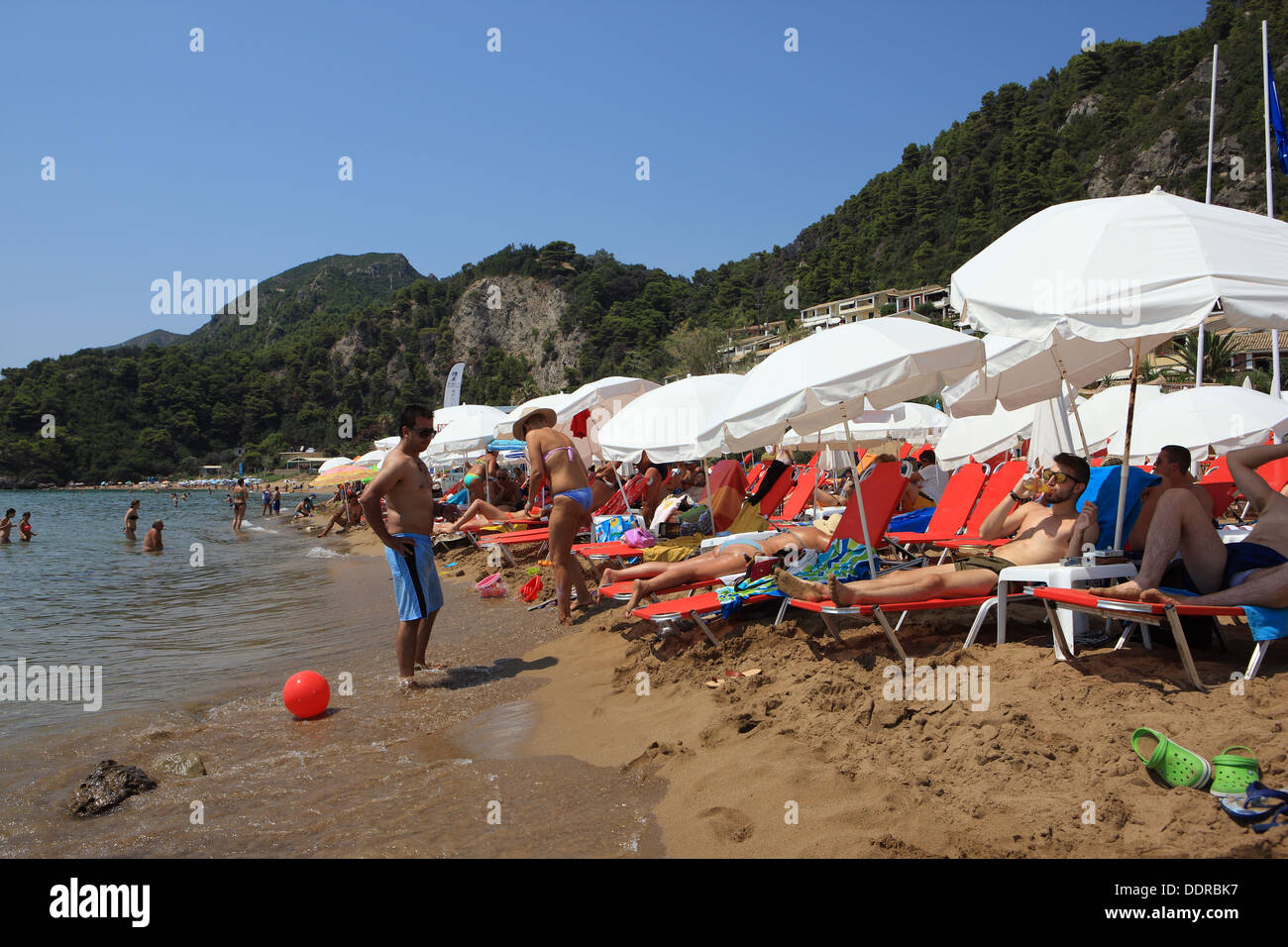 Occupato Glyfada Beach sull'isola di Corfu in Grecia Foto Stock