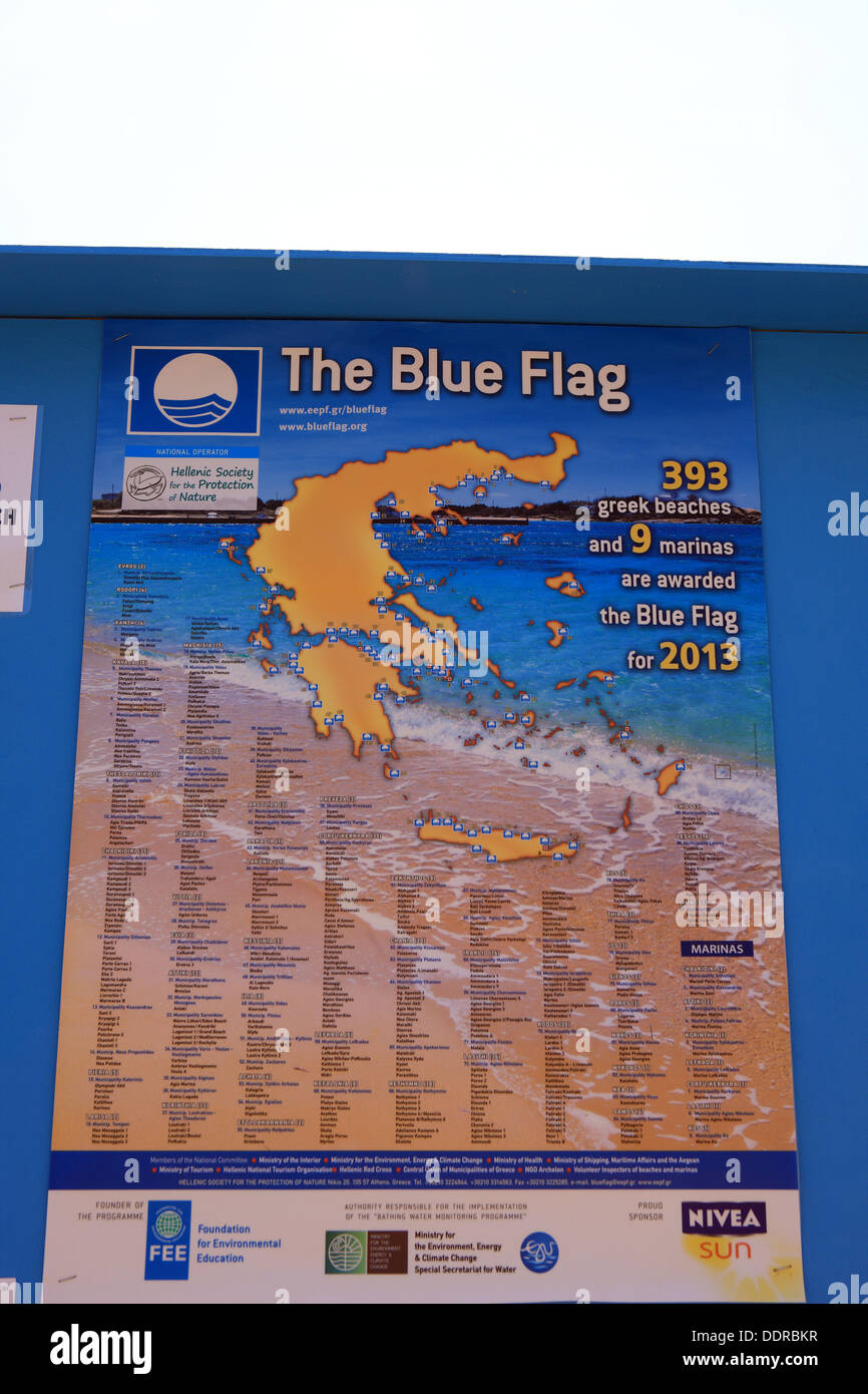 Bandiera Blu poster orgogliosamente esposti a Glyfada Beach a Corfù che è uno dei 393 greco spiagge ad essere aggiudicati nel 2013 Foto Stock