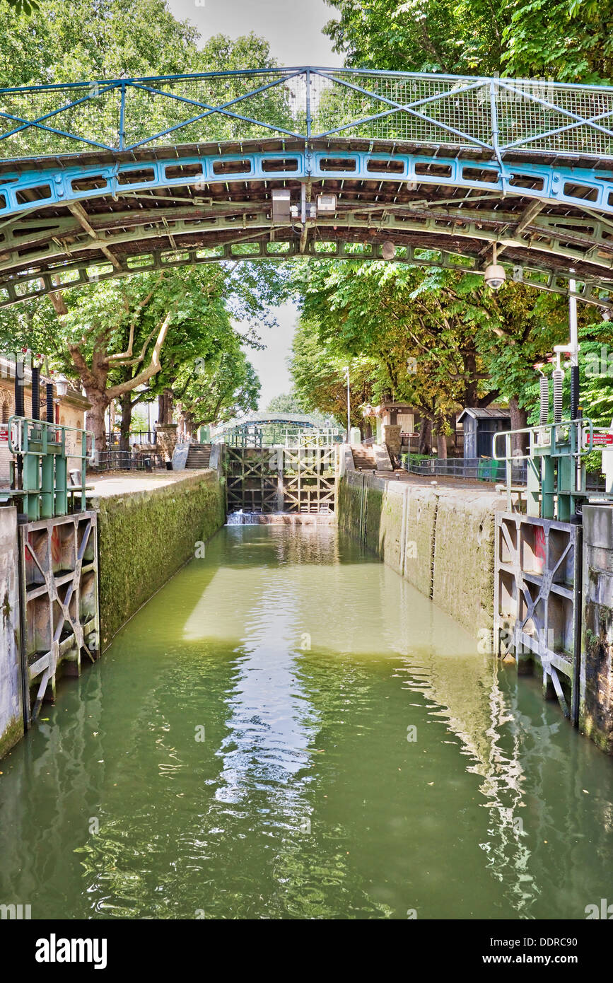 Ecluse Des Récollets e ponte pedonale sul Canal St-Martin - Parigi, Francia Foto Stock