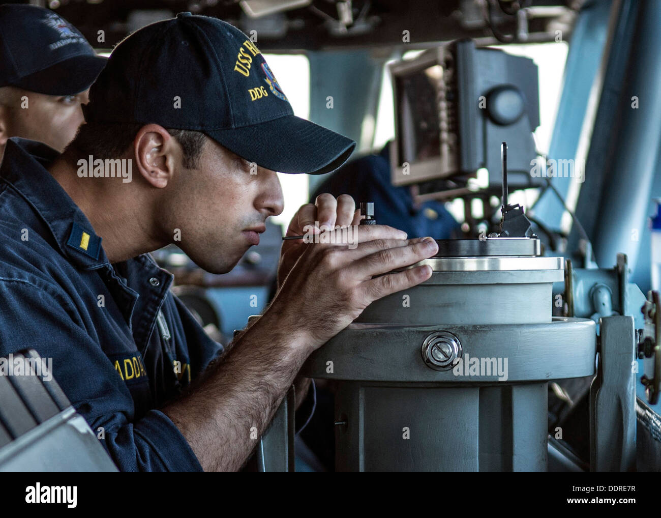 Alfiere Giovanni Haddad controlla la distanza dei contatti di superficie dal ponte delle visite-missile destroyer USS Higgins (DDG 76) Foto Stock