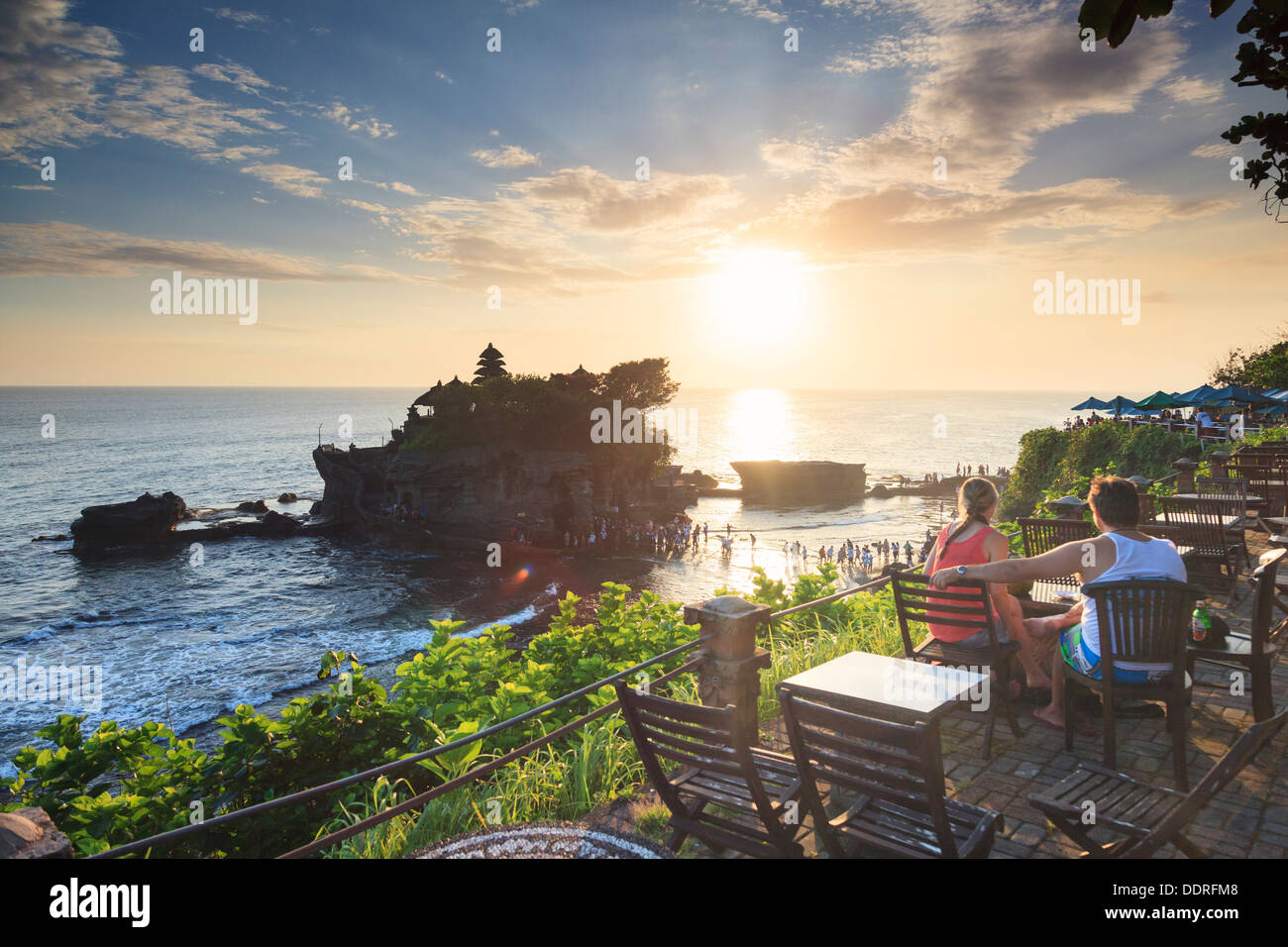 Indonesia, Bali, i turisti a guardare il tramonto a dal Tempio Tanah Lot Foto Stock