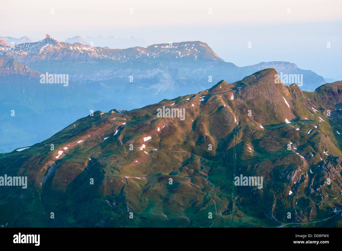Prima luce sul Lauberhorn dal Rotstock sopra Grindelwald in Svizzera con la Lobhörner oltre Foto Stock