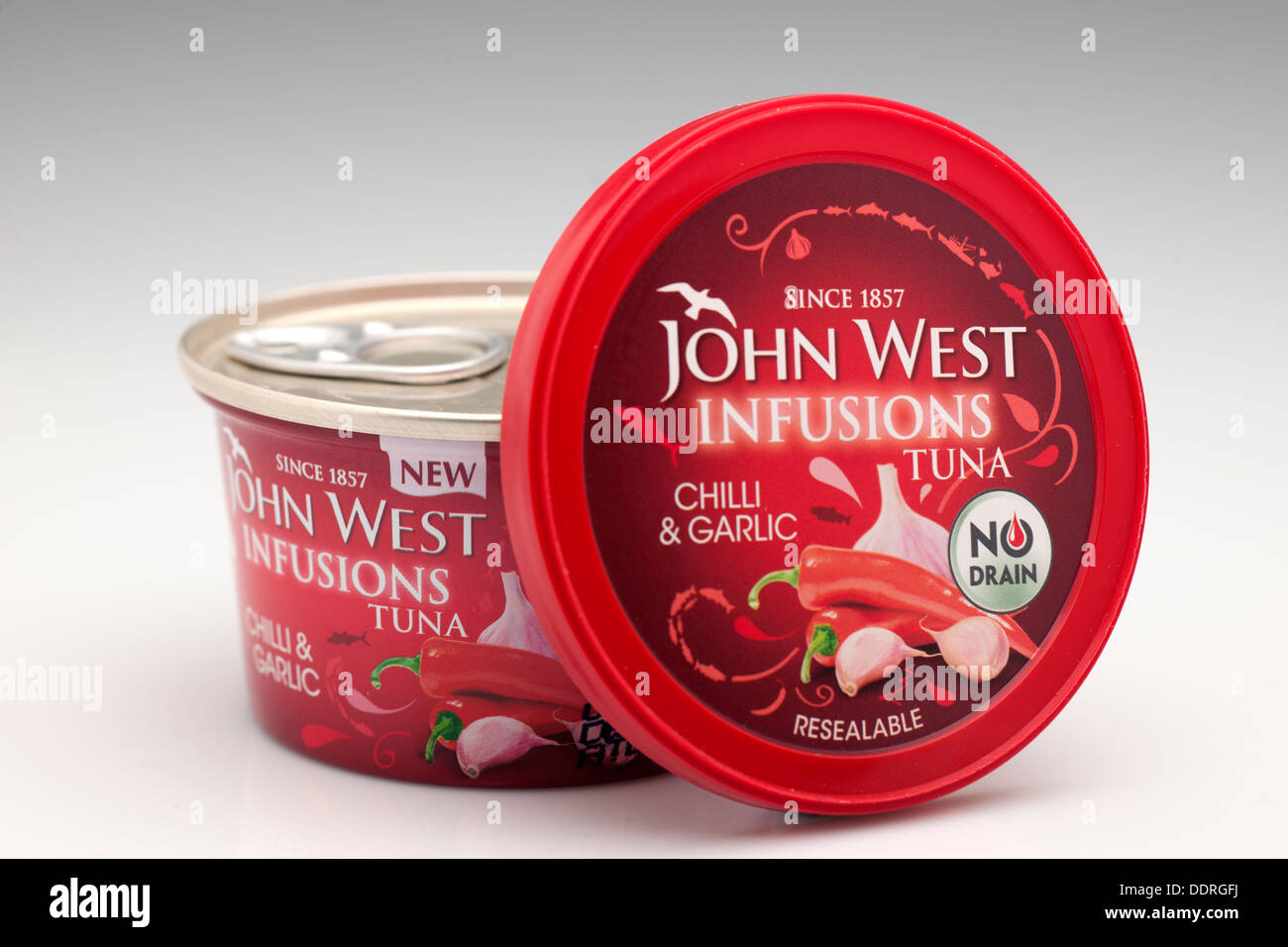 Ringpull stagno di John West di peperoncino e aglio no scarico tonno richiudibili con coperchio in plastica Foto Stock