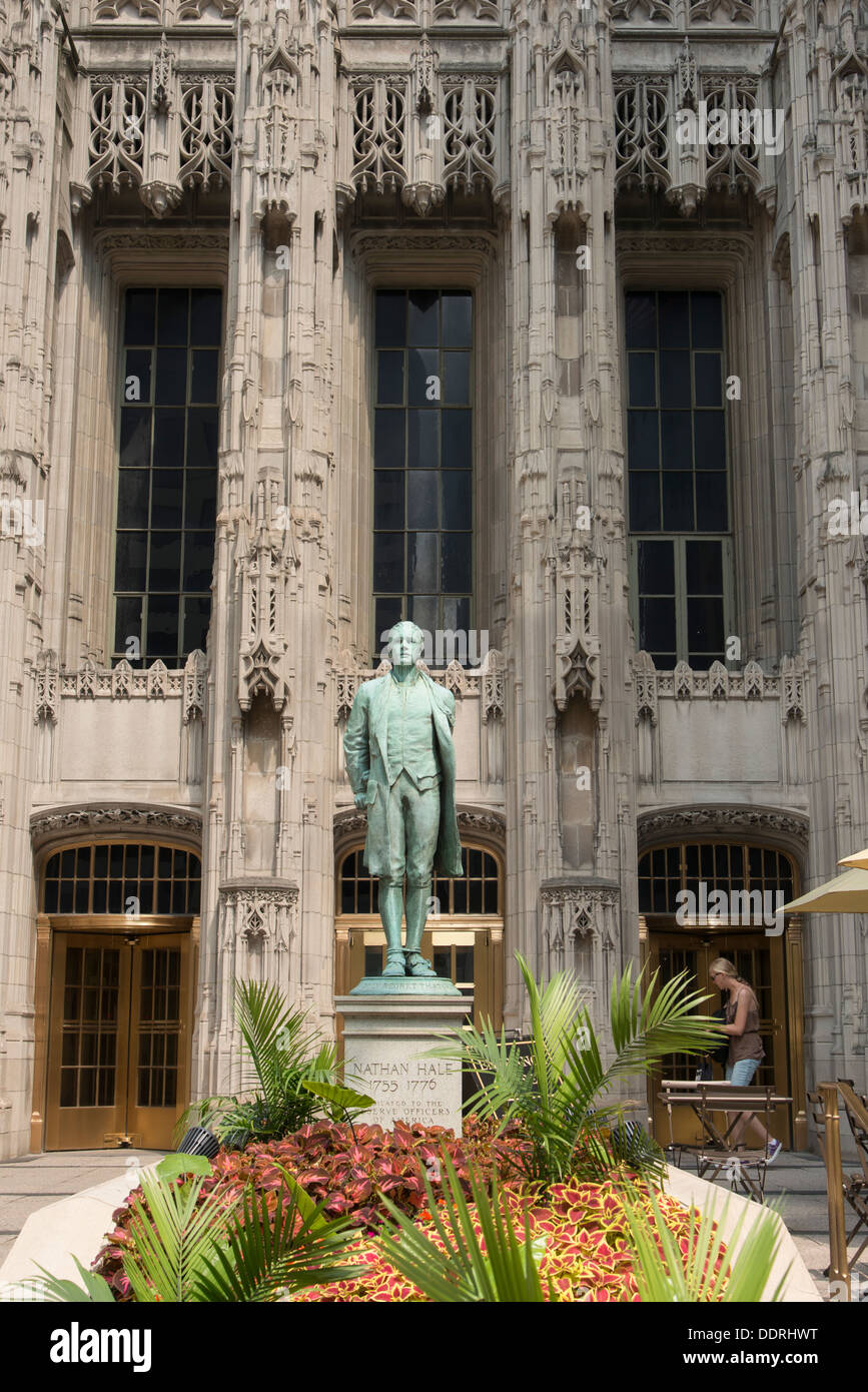 Statua di Nathan Hale fuori Tribune Tower, Chicago, Cook County, Illinois, Stati Uniti d'America Foto Stock
