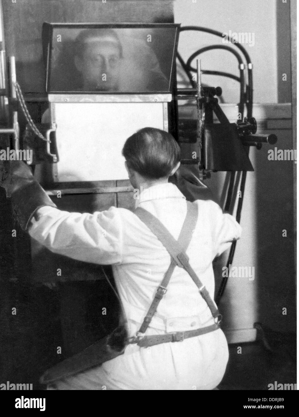 Medicina, irradiazione / raggi X / misurazione, dispositivo per fluoroscopia a raggi X precoce, anni 1920 / 1930, ulteriori-diritti-clearance-non disponibile Foto Stock