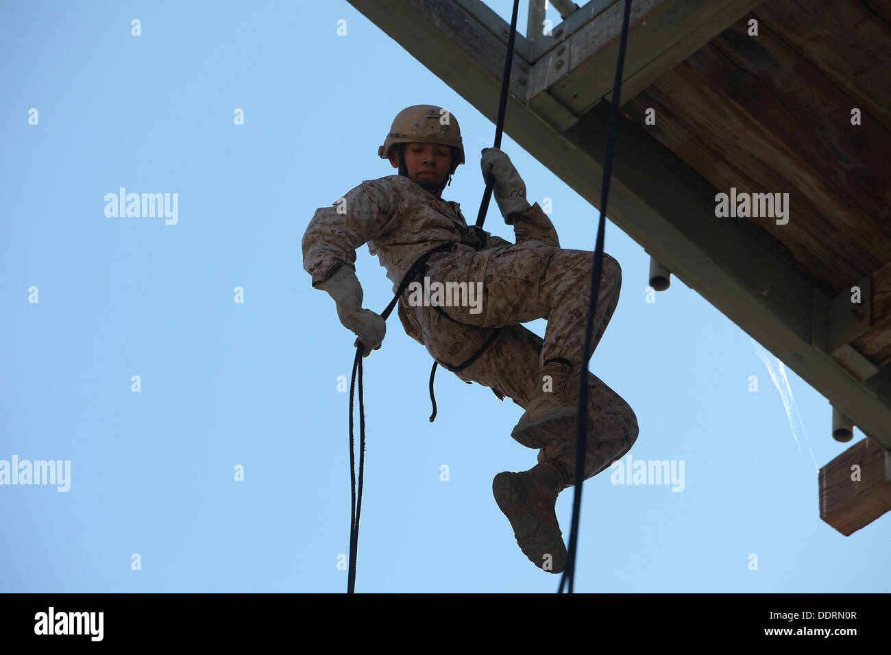 Un Marine con il primo Air Naval spari Liaison Company, rappels giù una torre durante la formazione congiunta esercizio Chase birmano a bordo di Camp Pendleton, California, Sett. 3, 2013. L'esercizio è stato progettato per aumentare la fiducia del team per le funzionalità. Foto Stock