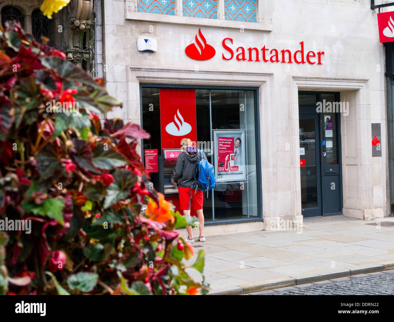 Un uomo con Santander punto di contanti, Shrewsbury, Shropshire, Inghilterra. Foto Stock