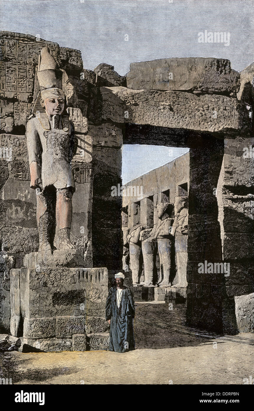 Statua e le rovine del tempio di Ramses III, 1800s. Colorate a mano la xilografia Foto Stock