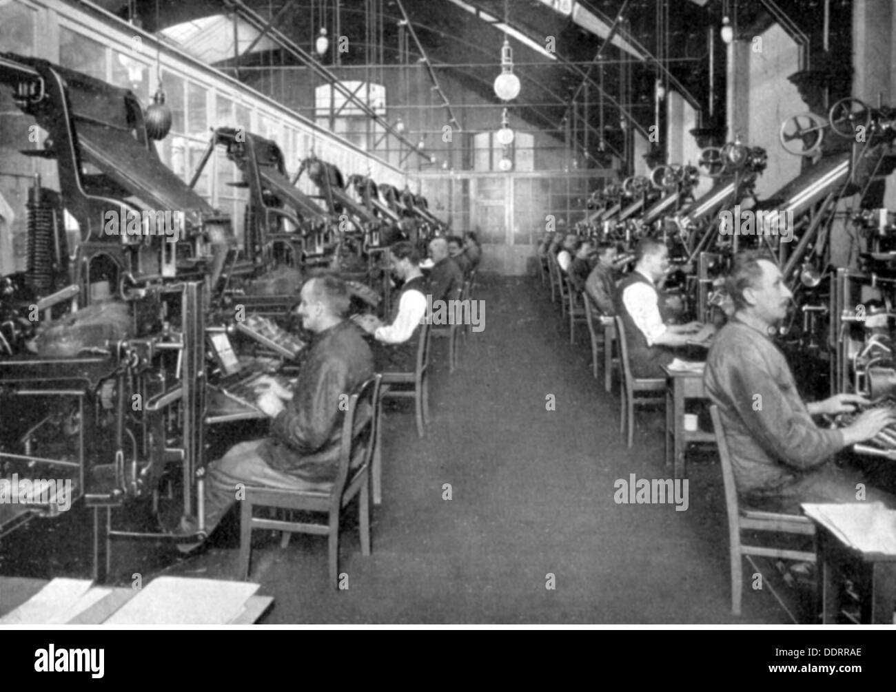 Industria, stampa, lavoratori su macchine tipizzatrici con riscaldamento a gas, circa 1910, diritti aggiuntivi-clearences-non disponibile Foto Stock