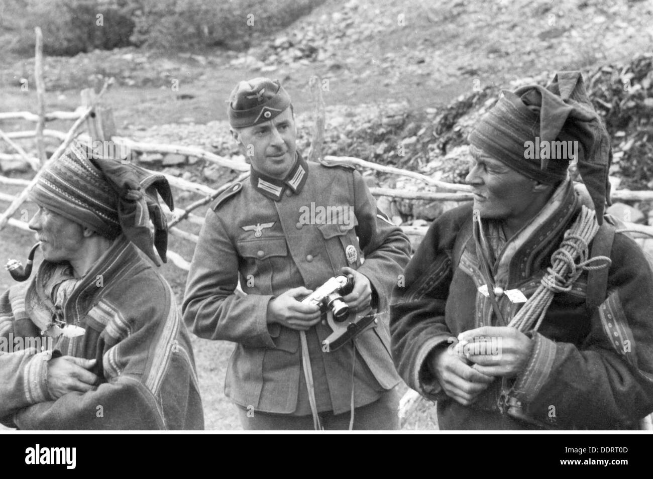 Seconda guerra mondiale / seconda guerra mondiale, Finlandia, zona di comunicazione, soldato tedesco e due Sami, Lapponia, inizio 1942, diritti aggiuntivi-clearences-non disponibile Foto Stock