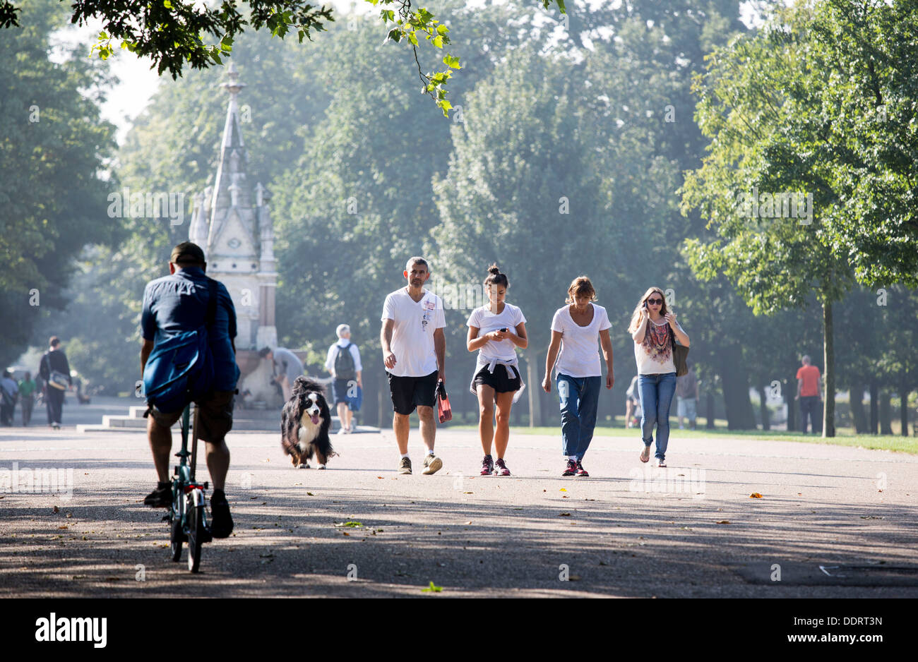 Passeggiata mattutina in sun in Regents Park uno stile di vita sano Foto Stock