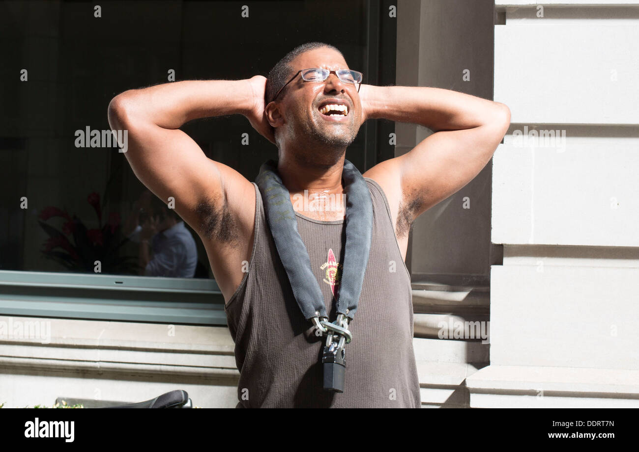 Uomo che guarda verso l'alto in corrispondenza di walkie talkie edificio hot spot Foto Stock