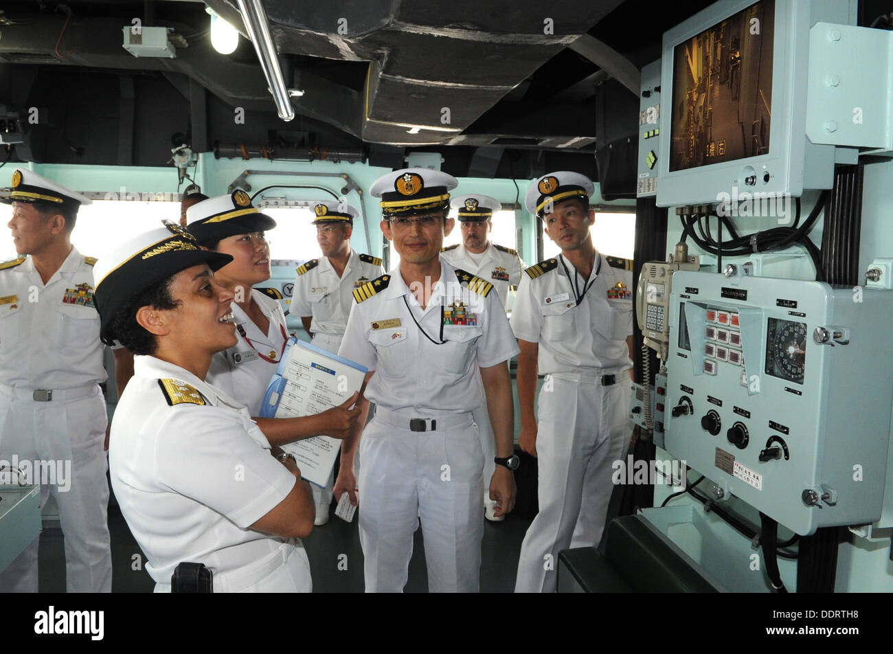 Vice Adm. Michelle Howard, il Vice Capo di operazioni navali per operazioni, di piani e di strategia, tours il ponte di coperta del Ja Foto Stock